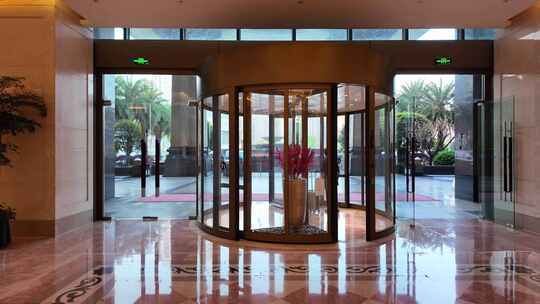 现代建筑酒店旋转门入口