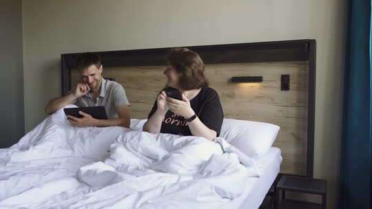 男人和女人在卧室的床上用小玩意交流很开心