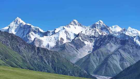 新疆昭苏夏塔雪山