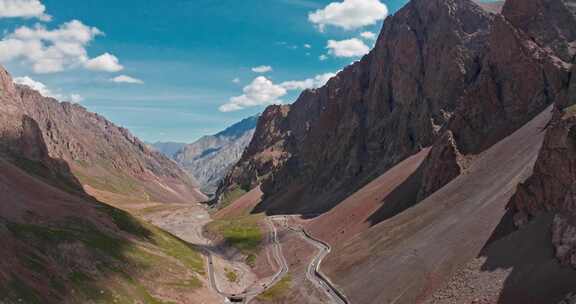 独库公路的峡谷