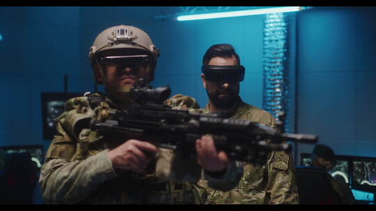 戴虚拟眼镜持枪训练的士兵视频素材模板下载