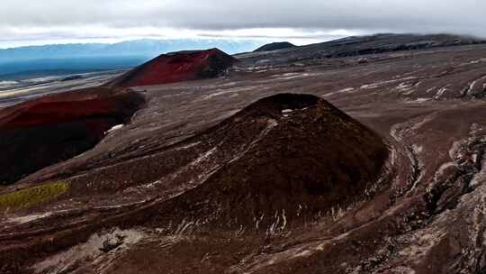 带有深色火山土天线的山丘