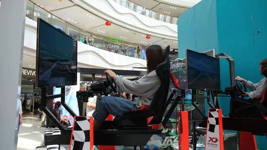 商场免费体验动感汽车VR游戏娱乐视频素材模板下载