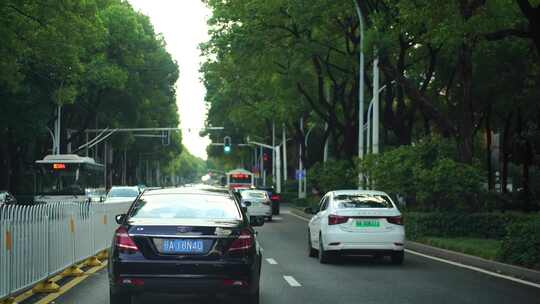 汽车城市道路行驶车窗外风景驾驶车内视角