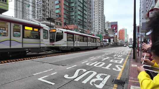 香港城市街道中行驶的有轨电车