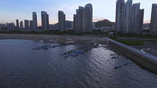 厦门同安区彩虹沙滩海滨城市高楼与海滩全景