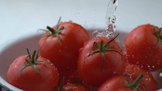 水盆清洗浸泡西红柿