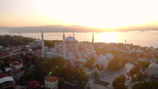 圣索菲亚圣大清真寺（Ayasofya Camii），背景是博斯普鲁斯海峡和城市天际线