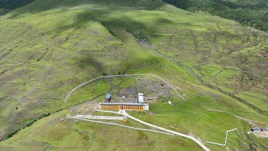 航拍四川甘孜新都桥甲根坝草原上的寺庙