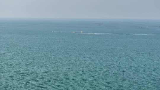 航拍晴天阳光威海西港小石岛港湾快艇渔船