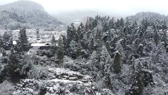 航拍大山 水库 风景