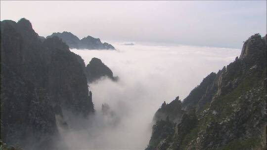 山川雨雾缭绕