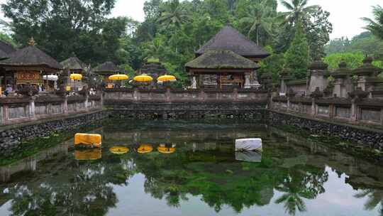 巴厘岛印度教寺庙圣泉寺的火山泉水