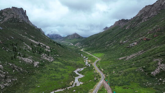 航拍四川阿坝州莲宝叶则道路山峰自然风光