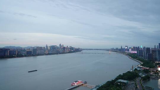 俯拍傍晚钱塘江和滨江现代城市风光