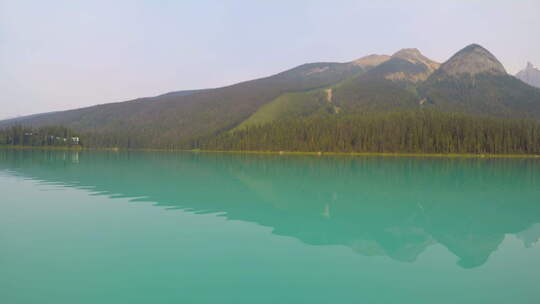 一名男子在湖中乘船旅行