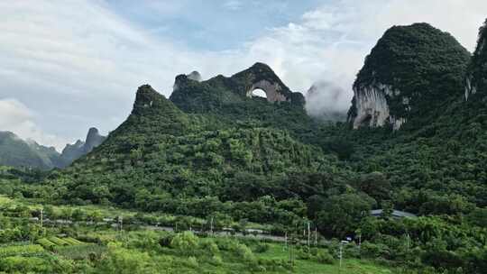 云雾缭绕的桂林阳朔月亮山景区风光