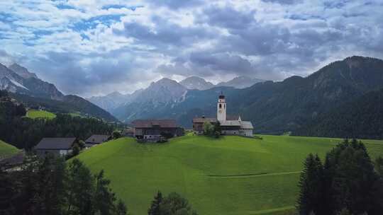多洛米蒂山脉的阿尔卑斯村庄