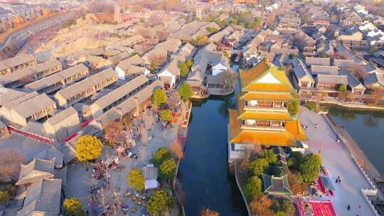 航拍台儿庄古城游船穿行运河上