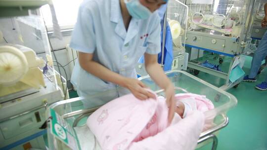 婴儿襁褓新生儿包被子医院护理监护视频素材模板下载