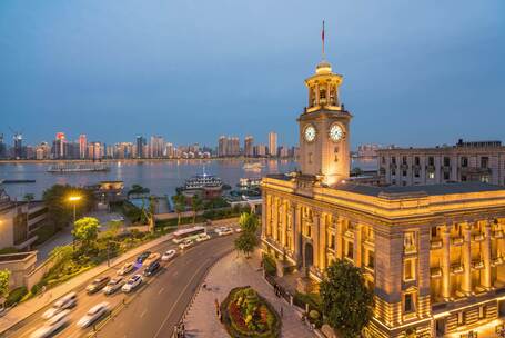 武汉江汉关旁的城市街道与江面风景