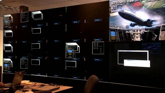 技术人员监测飞机的空中交通管制状态视频素材模板下载
