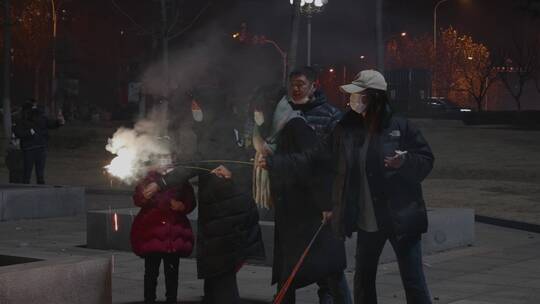 春节元宵节孩子们放烟花温暖的生活气息