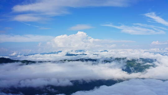 清新通透的蓝天白云和云雾