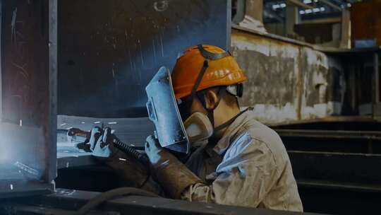 高清实拍工厂工业焊接电焊人物工作视频素材模板下载