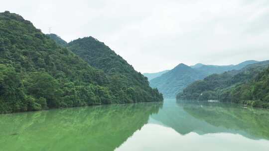 山水风光和湖面的倒影