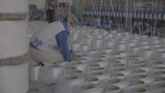 纺织厂工人整理纱线