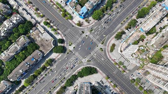 俯拍城市十字路交车辆行驶