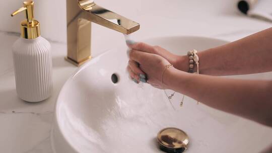 妇女用肥皂水洗手视频素材模板下载