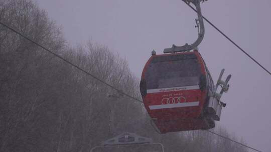慢镜头长焦云顶滑雪场缆车下雪天