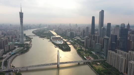 广州市中心花城汇珠江入海口白天航拍