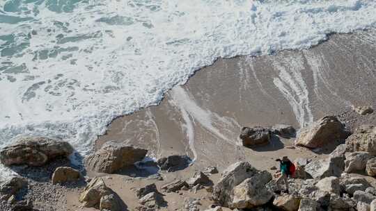 海浪冲刷这岩石