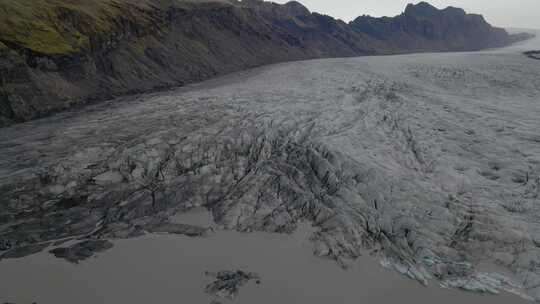 冰岛偏远冰岛冰川的美丽。空中盘旋视频素材模板下载