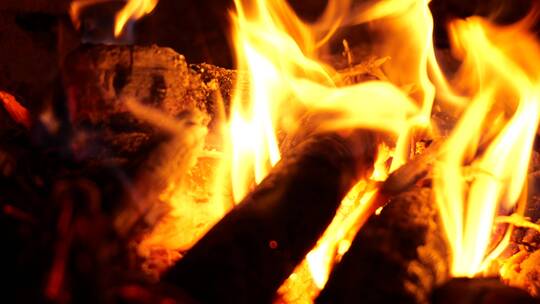 农家烧火，柴火，灶里柴火，火苗，木柴燃烧