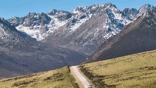 4k航拍行驶在山路的汽车