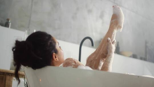 女人躺在浴缸里洗澡 视频素材模板下载