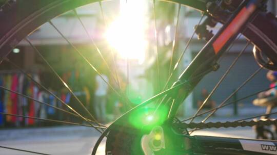 阳光透过自行车轮子照射进来视频素材模板下载