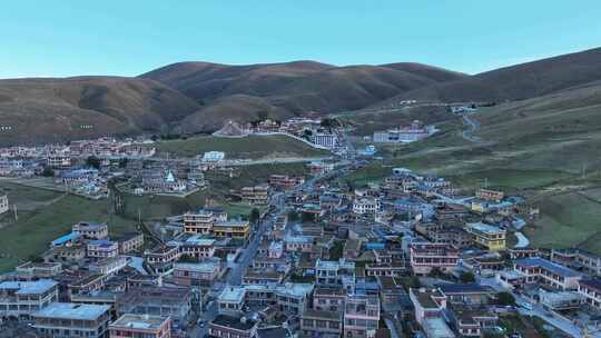 清晨航拍四川甘孜天空之城理塘县县城