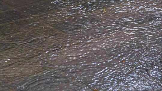 城市马路道路下雨天雨水雨滴大自然风景风光