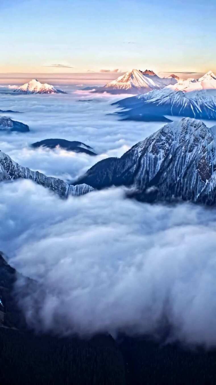 雪山云海壮美景观