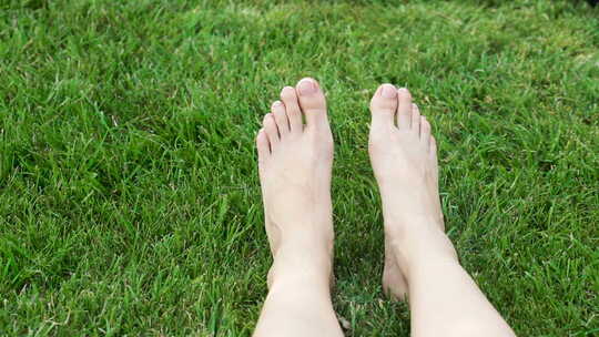 女人在草地上玩耍露出脚视频素材模板下载