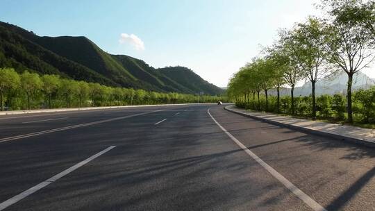 开车行驶在街道上沿途风景