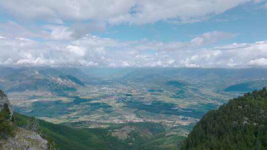 法国阿尔卑斯山云谷的高空景观