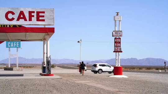 沙漠公路沿线休息区的人车交通视频素材模板下载