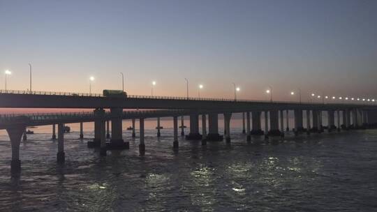 夕阳下的杭州湾跨海大桥