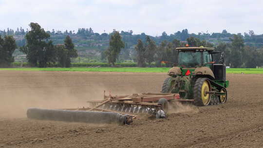 农机作业拖拉机耕作旱地